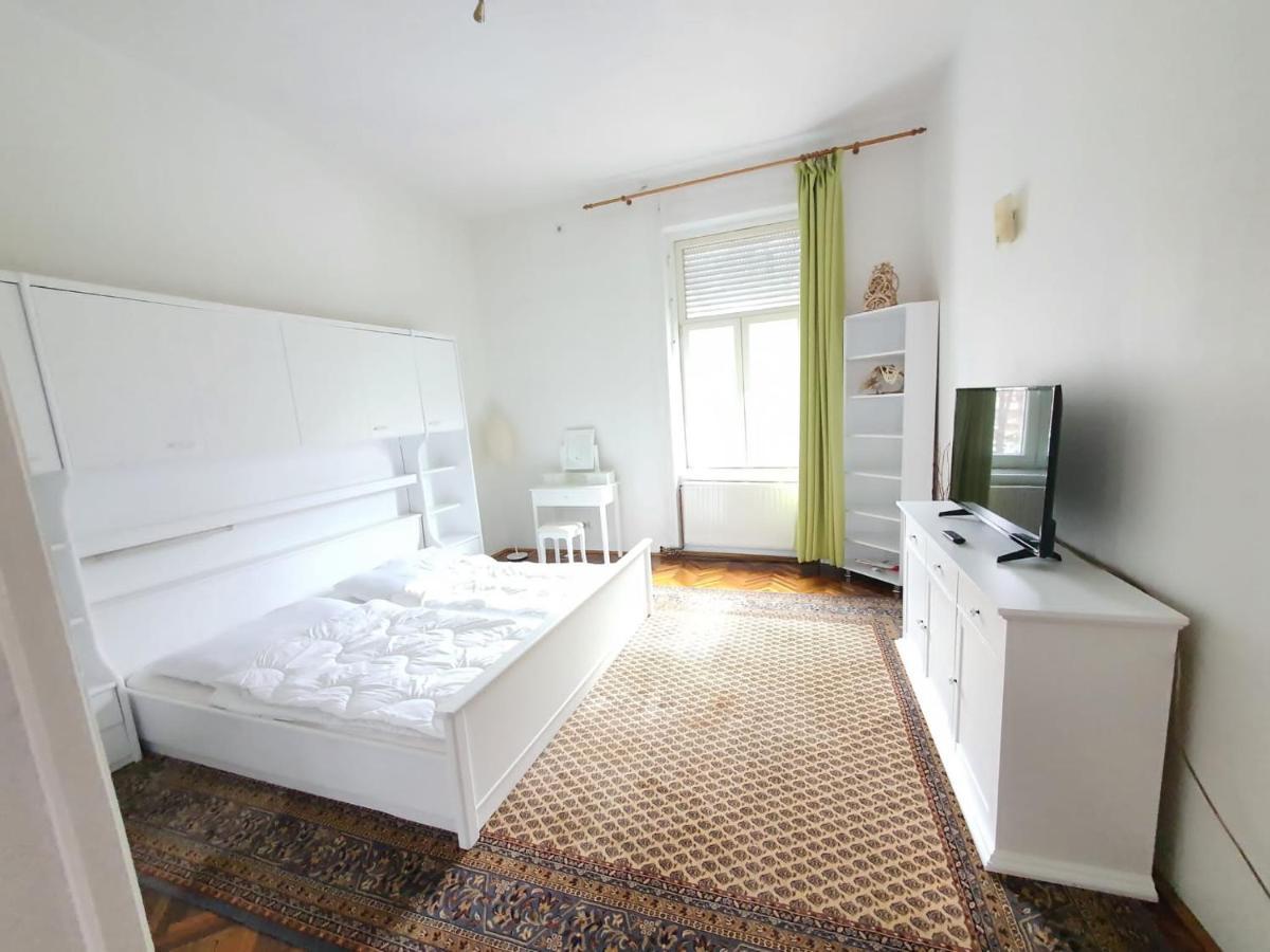 Diana'S Apartment Arad Buitenkant foto