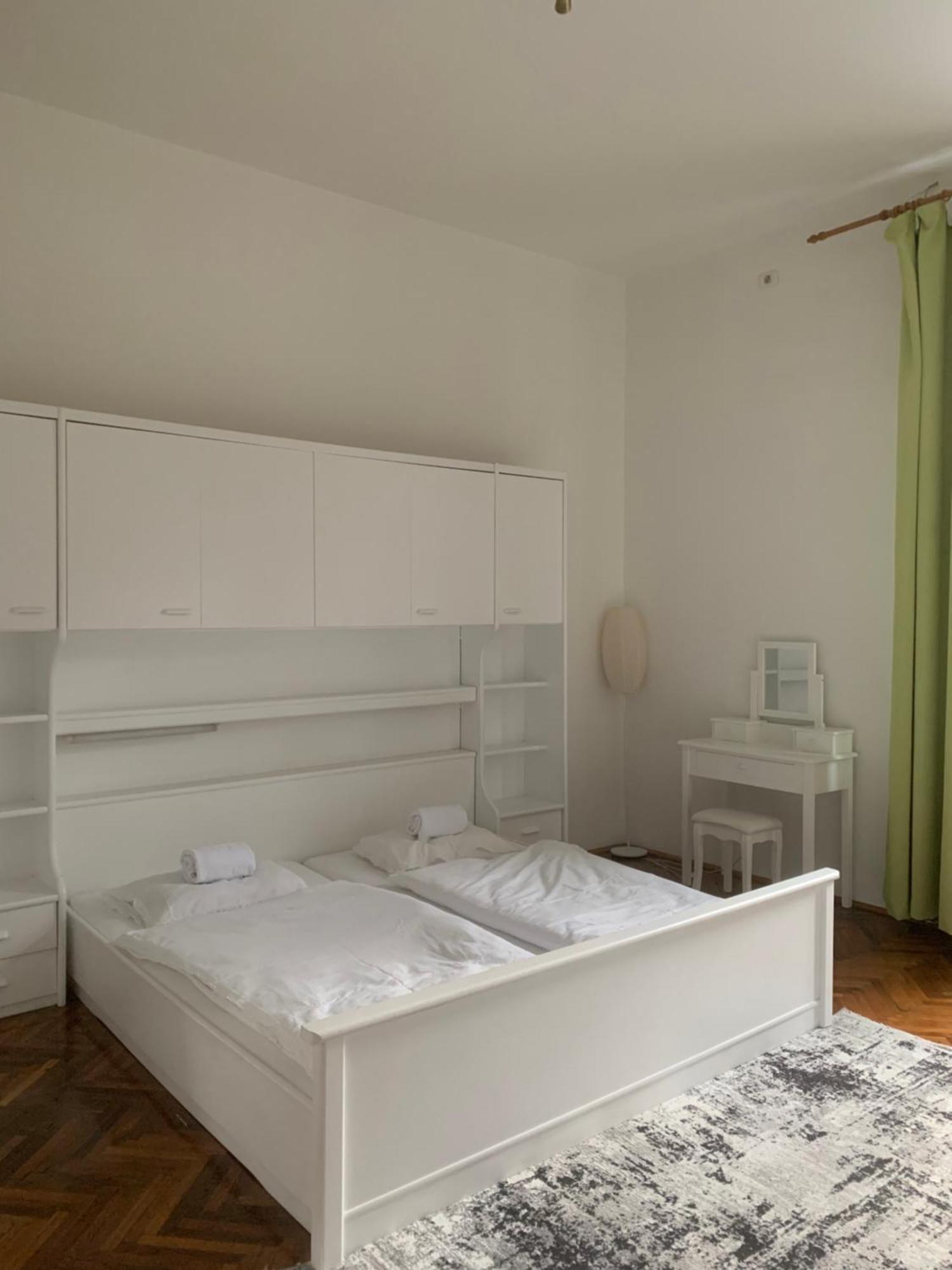 Diana'S Apartment Arad Buitenkant foto
